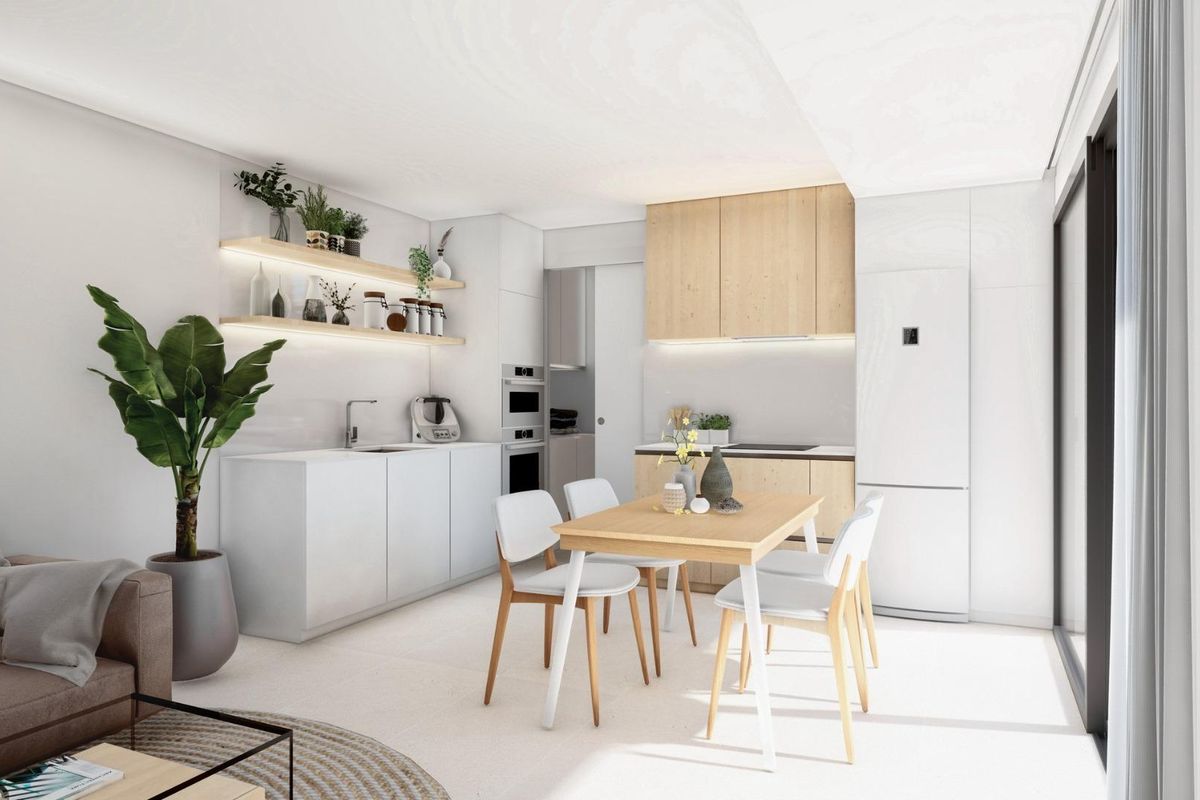 Moderne keukenopstelling met eetgedeelte in een licht appartement in San Pedro del Pinatar.