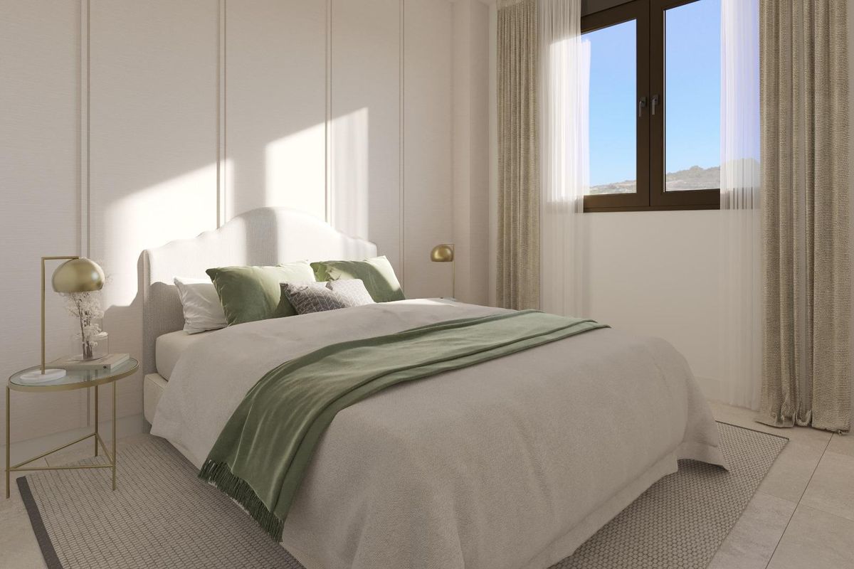 Gezellige master bedroom in een 3-slaapkamer penthouse in Estepona, met luxe beddengoed en een rustgevende omgeving.