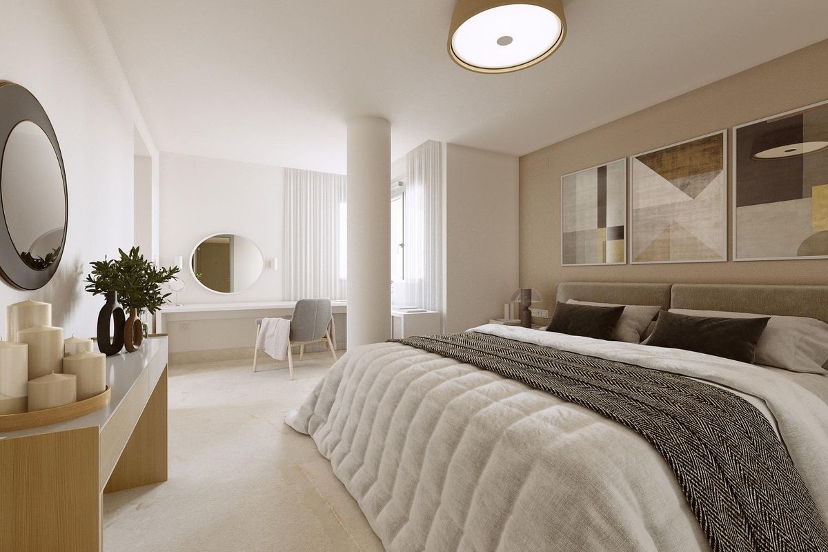 Elegante slaapkamer met gezellige decoratie en natuurlijk licht in een 2-slaapkamer appartement in Benahavís, Costa del Sol.