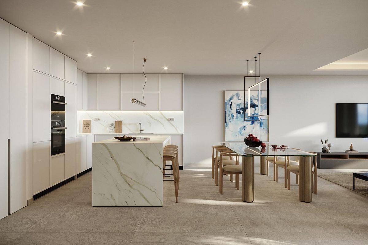 Hedendaagse keuken met een eiland en eettafel in een appartement in Casares, Costa del Sol.