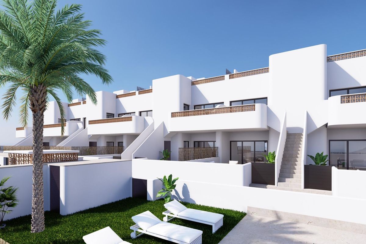 Een ander perspectief van het 3-slaapkamer appartement op de begane grond in Dolores, Costa Blanca Zuid, met ligbedden bij het zwembad.