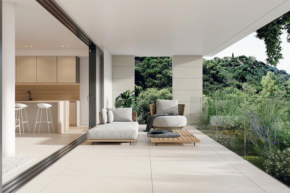 Stijlvol terras met zithoek en schilderachtig uitzicht in een appartement op de begane grond, Marbella, Costa del Sol.