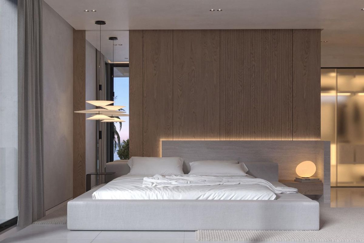 Stijlvol ingericht slaapkamer met houten elementen en grote ramen in een moderne villa in Mijas.