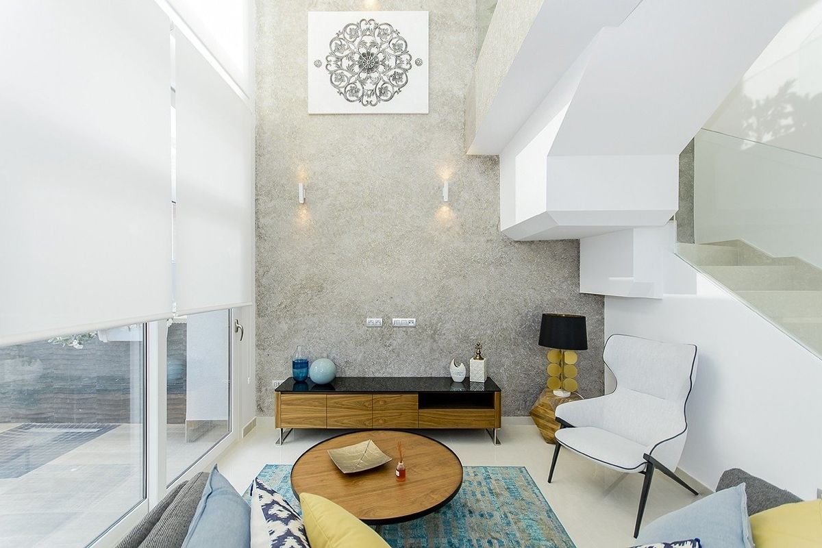 Stijlvolle woonkamer met moderne decoratie en natuurlijke afwerkingen in een villa in Los Montesinos.