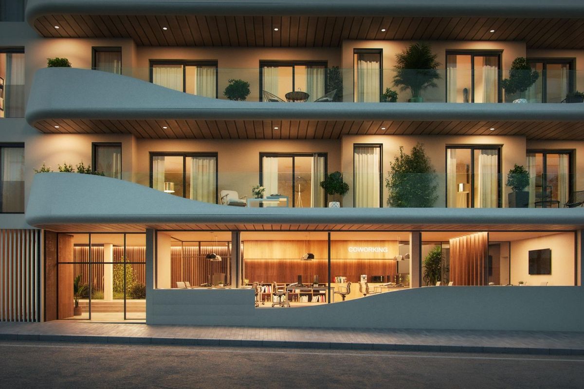 Buitenzicht op een moderne benedenwoning in Marbella, met een eigentijdse uitstraling en groenvoorzieningen.