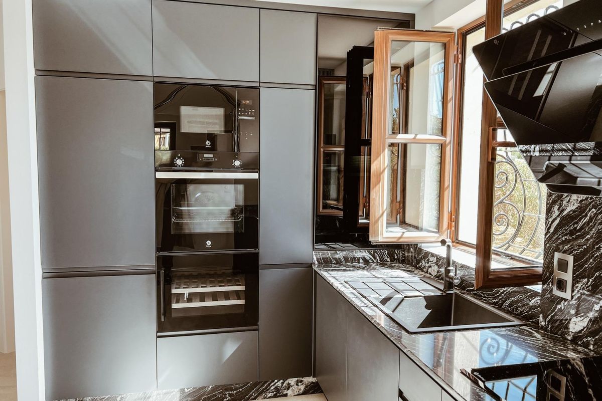 Moderne keuken met strakke uitstraling en natuurlijk licht in een 3-slaapkamer villa, Cuevas Del Almanzora.