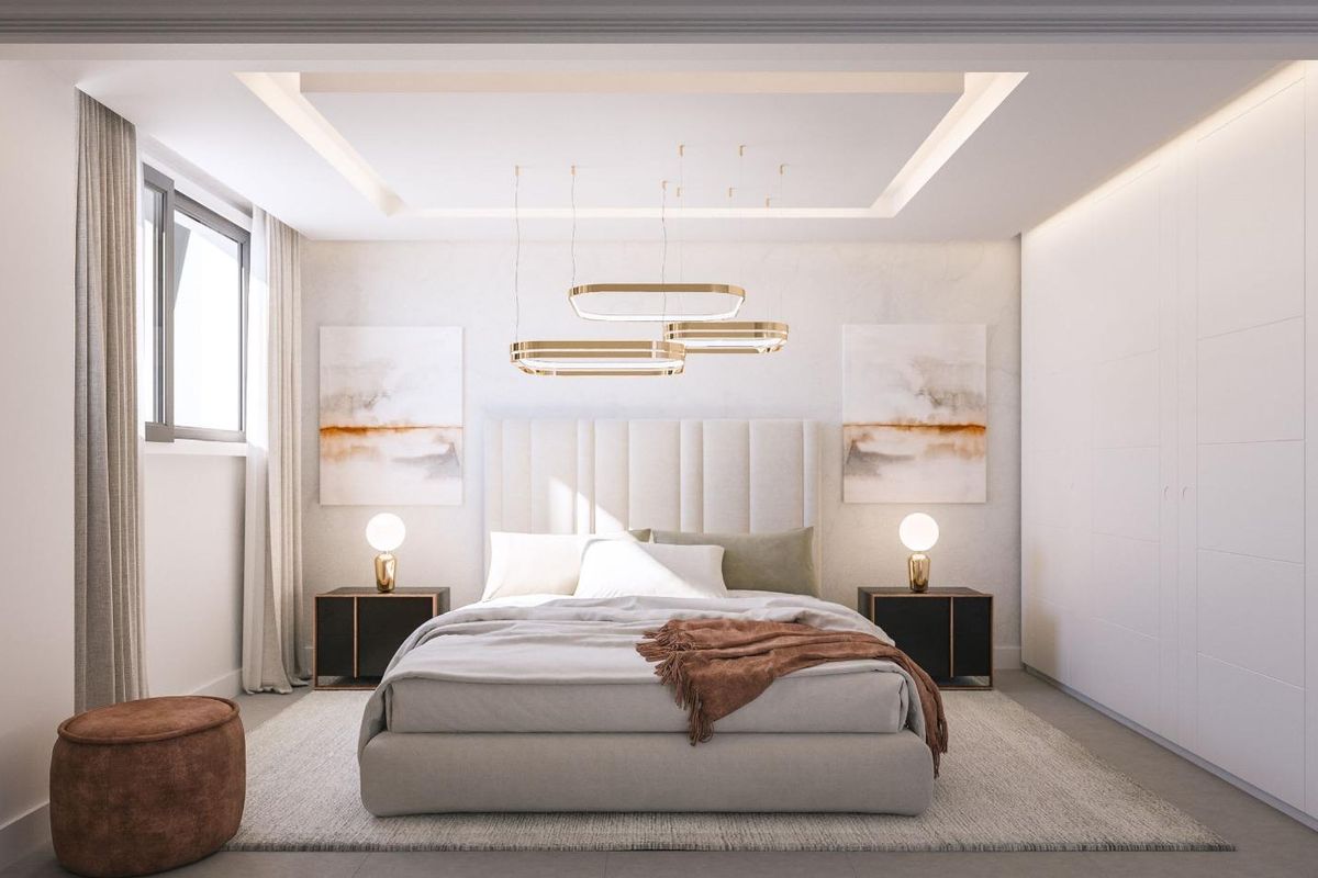 Elegante slaapkamer in een appartement op de begane grond, ontworpen voor comfort en licht in de Costa del Sol.
