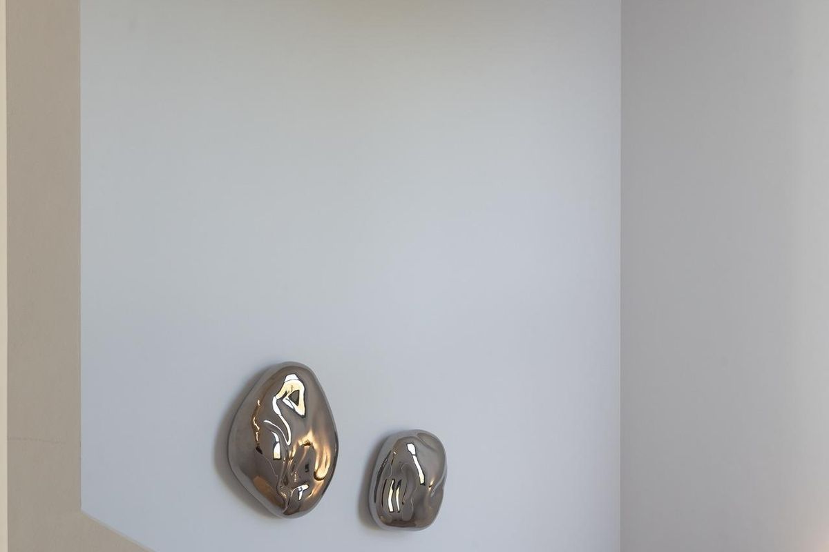 Strakke wanddecoratie in de gang van het appartement in Denia, met moderne kunstelementen.