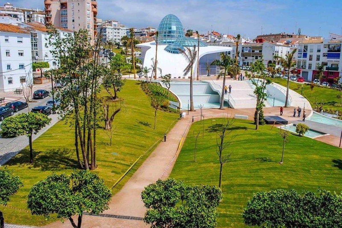 Modern park in Estepona met groene ruimtes en unieke architectonische kenmerken, ideaal om te ontspannen.