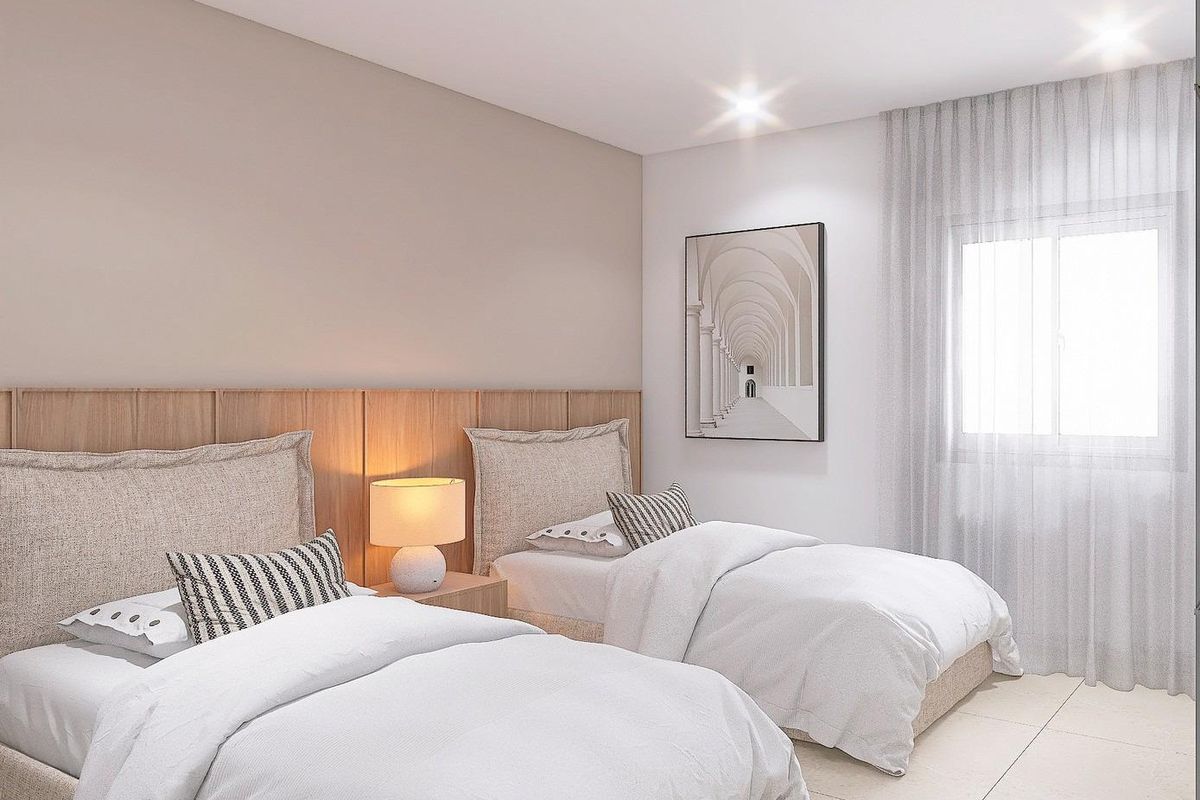 Helder tweepersoons slaapkamer met stijlvolle decoratie en veel licht in een 4-slaapkamer bungalow in Bigastro.