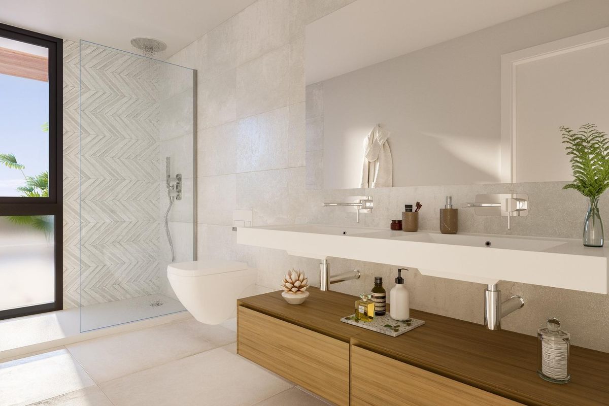 Moderne badkamer van de 4-slaapkamer stadswoning in Mijas, Costa del Sol, met strakke armaturen en design.