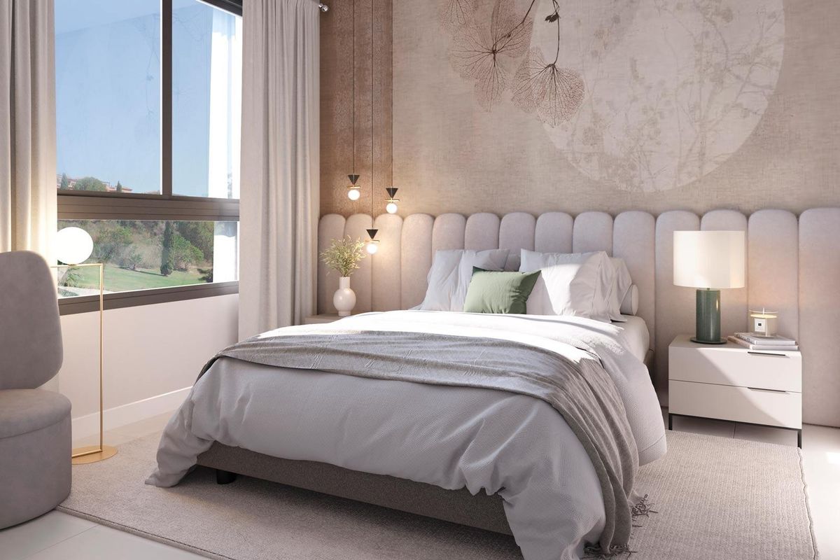 Gezellige slaapkamer met chique decor in een appartement in Casares, met veel natuurlijk licht.