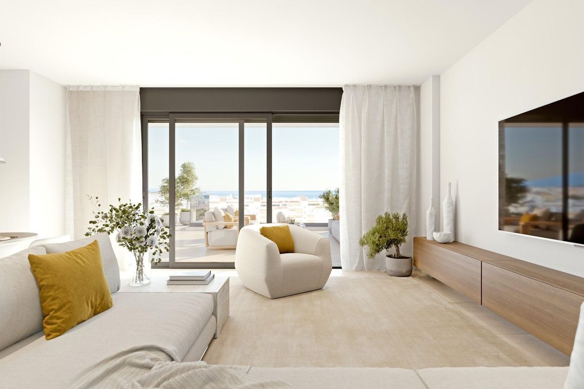 Heldere woonkamer met uitzicht op de oceaan in een 2-slaapkamer penthouse in Estepona, met moderne meubels.