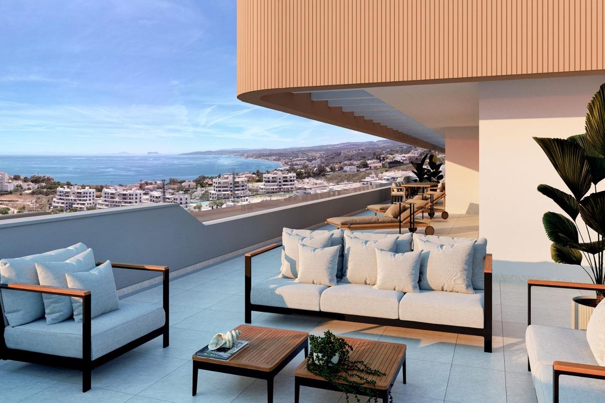 Ruim terras met zitplaatsen en uitzicht op de kust, perfect om te ontspannen in het appartement in Estepona.