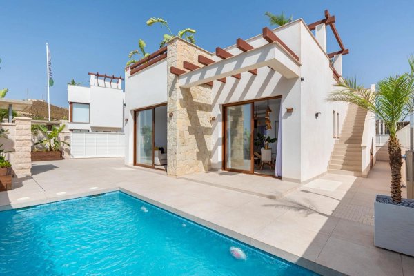Een moderne villa met 3 slaapkamers in Vera, Costa de Almeria, met een prachtig zwembad en buitenruimte.