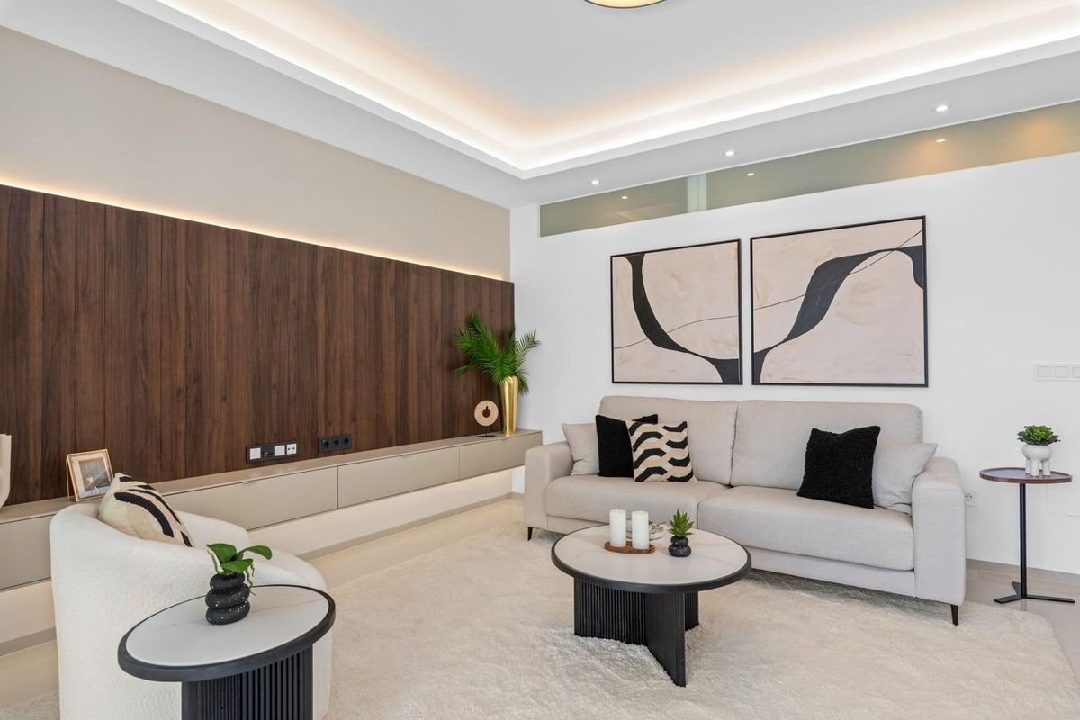 Stijlvolle woonkamer in een moderne bungalow, met natuurlijk licht en hedendaagse decoratie in Rojales, Spanje.