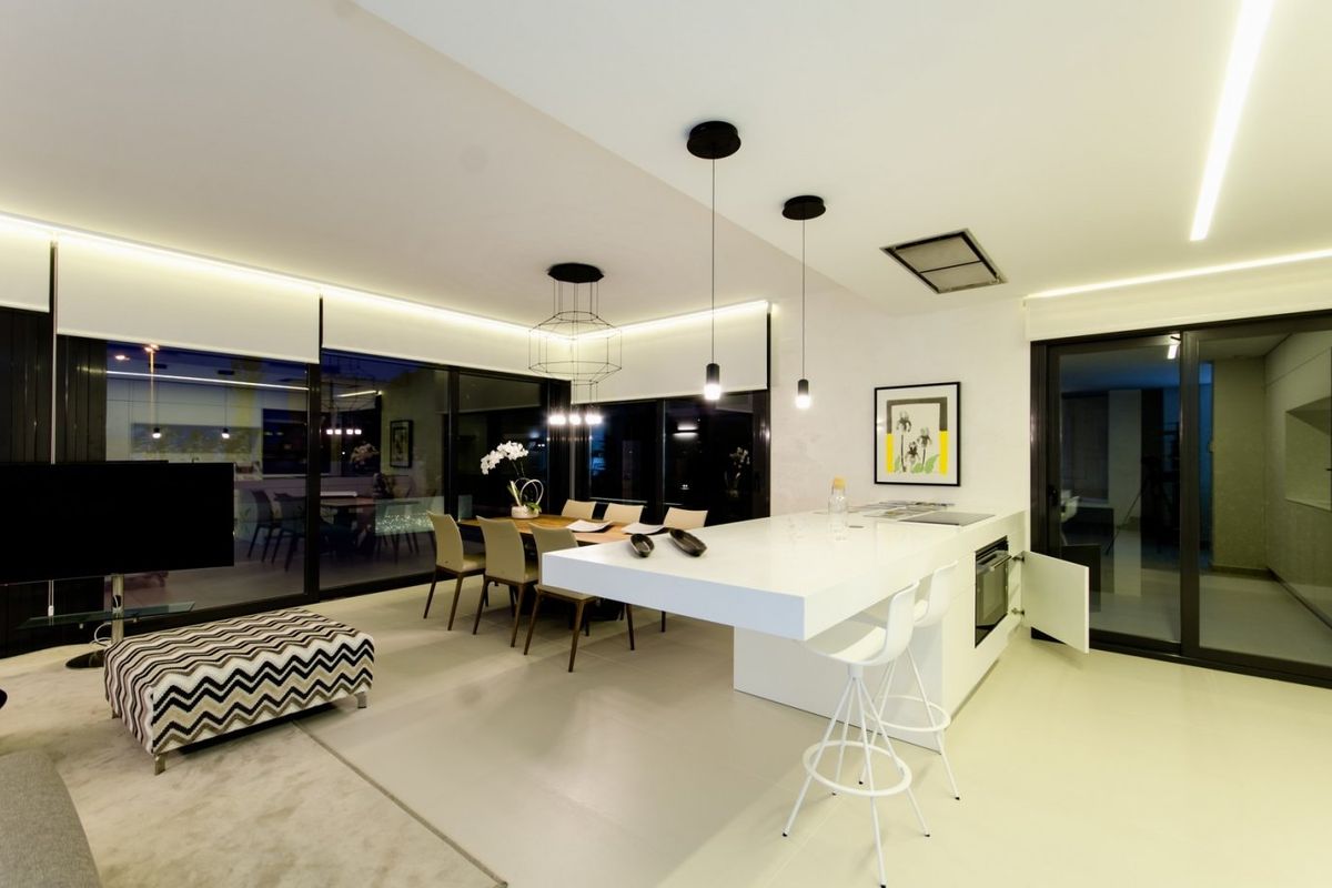 Heldere open keuken en eetruimte in de villa, met een combinatie van modern design en comfort in Orihuela Costa.