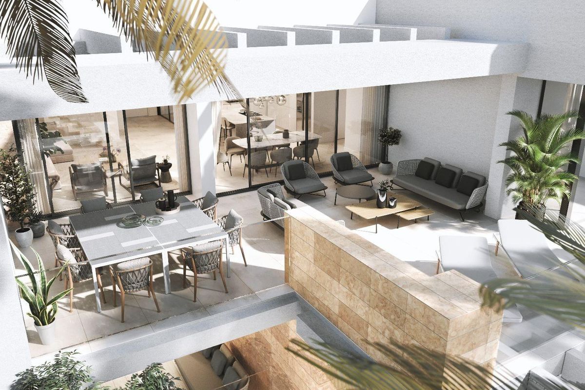 Ruimtelijk terras met zitplaatsen, ideaal voor entertainment in het moderne 3-slaapkamer appartement op de begane grond in Estepona.