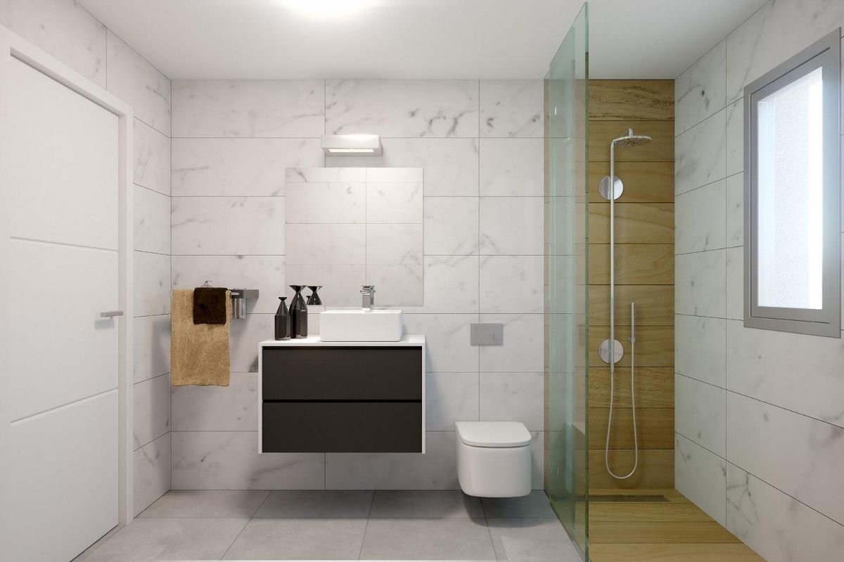 Moderne badkamer met marmeren tegels en een inloopdouche in een townhouse in Orihuela Costa, Spanje.