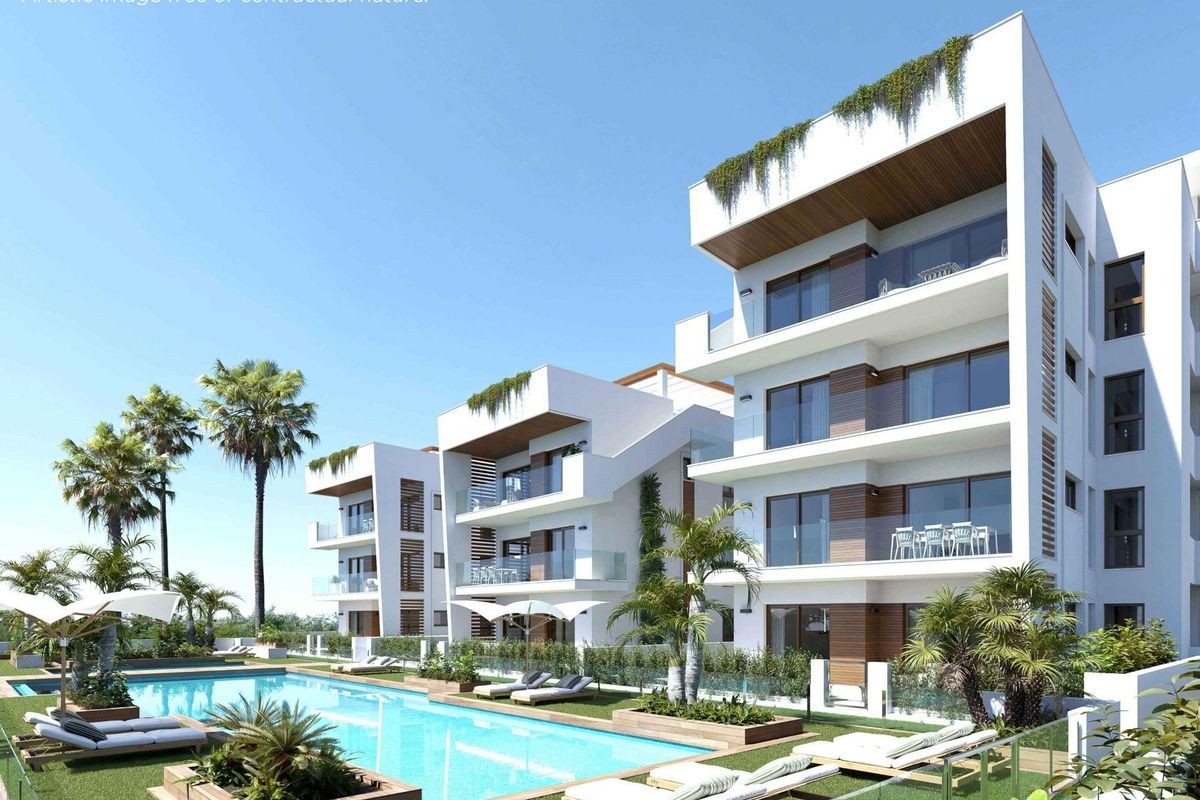 Moderne appartementen met strakke lijnen, zwembad en palmbomen in Los Alcazares, Costa Calida.