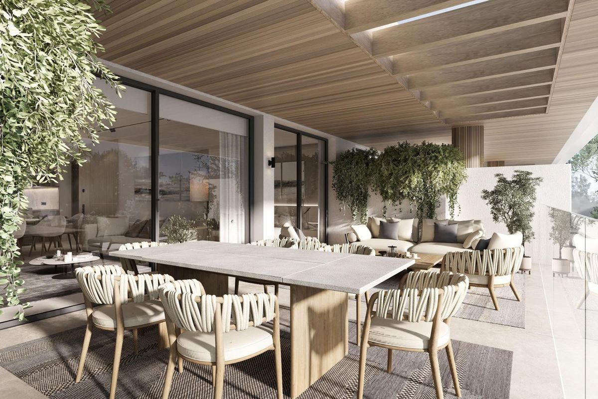 Ruim terras met eet- en loungegedeelte, onderdeel van een appartement op de begane grond in Estepona.