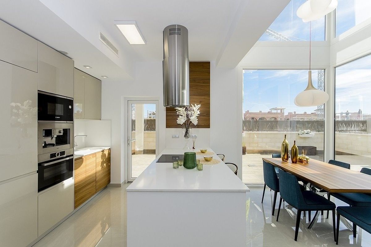 Chique keuken met moderne apparaten in de villa in Vera, Costa de Almeria, ontworpen voor comfort en stijl.