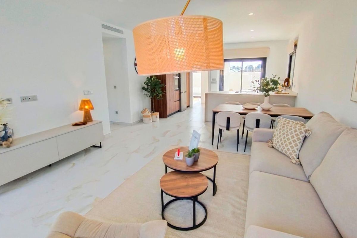Aantrekkelijke woonruimte in de villa met natuurlijk licht en moderne decoratie in Pilar de La Horadada.