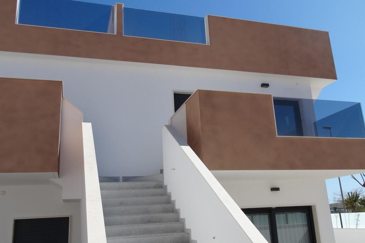 Buitenzicht van een moderne twee-verdiepingen bungalow in aanbouw in Costa Blanca Zuid.