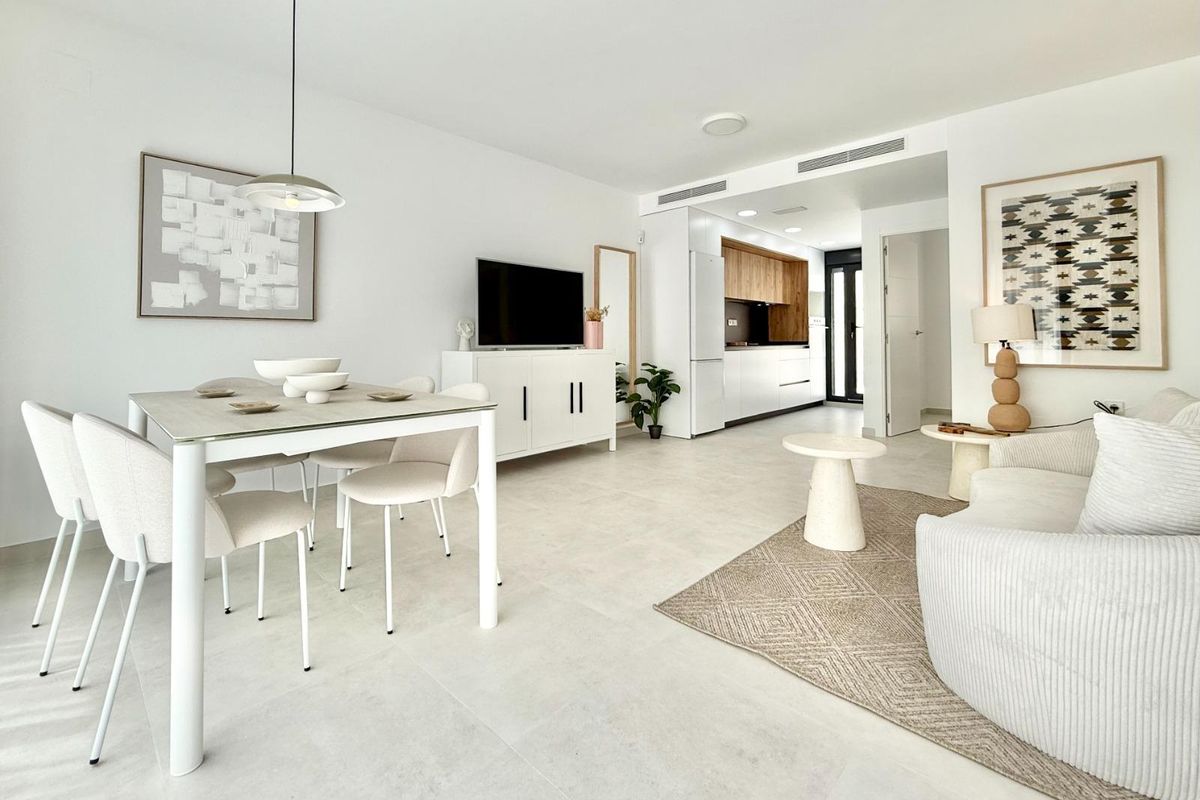Lichte open woonkamer en moderne keuken in een 3-slaapkamer townhouse in Cox, Costa Blanca.