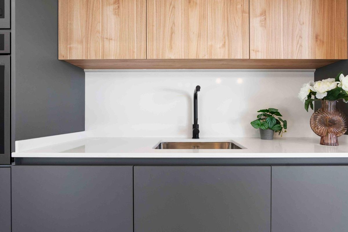 Stijlvolle keukendetails die kasten en gootsteen benadrukken in een 3-slaapkamer villa in Rojales, Costa Blanca Zuid.