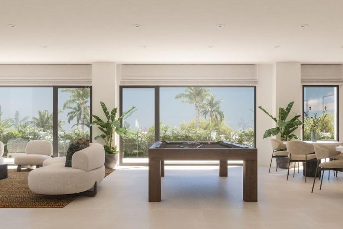 Ruime woonkamer in het penthouse in Manilva, met moderne decor en een speelse zithoek.