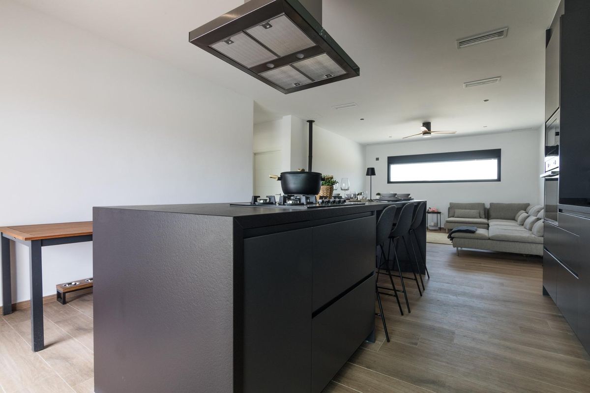View of a modern kitchen island in a Pinoso villa, highlighting functionality and elegance.