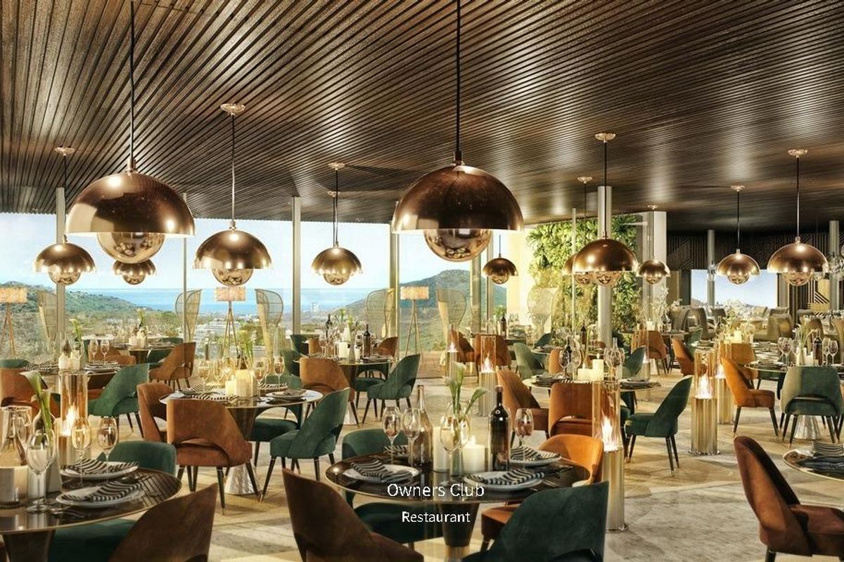 Chic restaurant interieur in de eigenarenclub in Ojen, Costa del Sol, met panoramisch uitzicht en elegante decor.