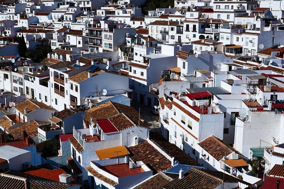 Luchtfoto van de pittoreske huizen van Mijas, die de architectonische charme van deze stad aan de Costa del Sol laat zien.