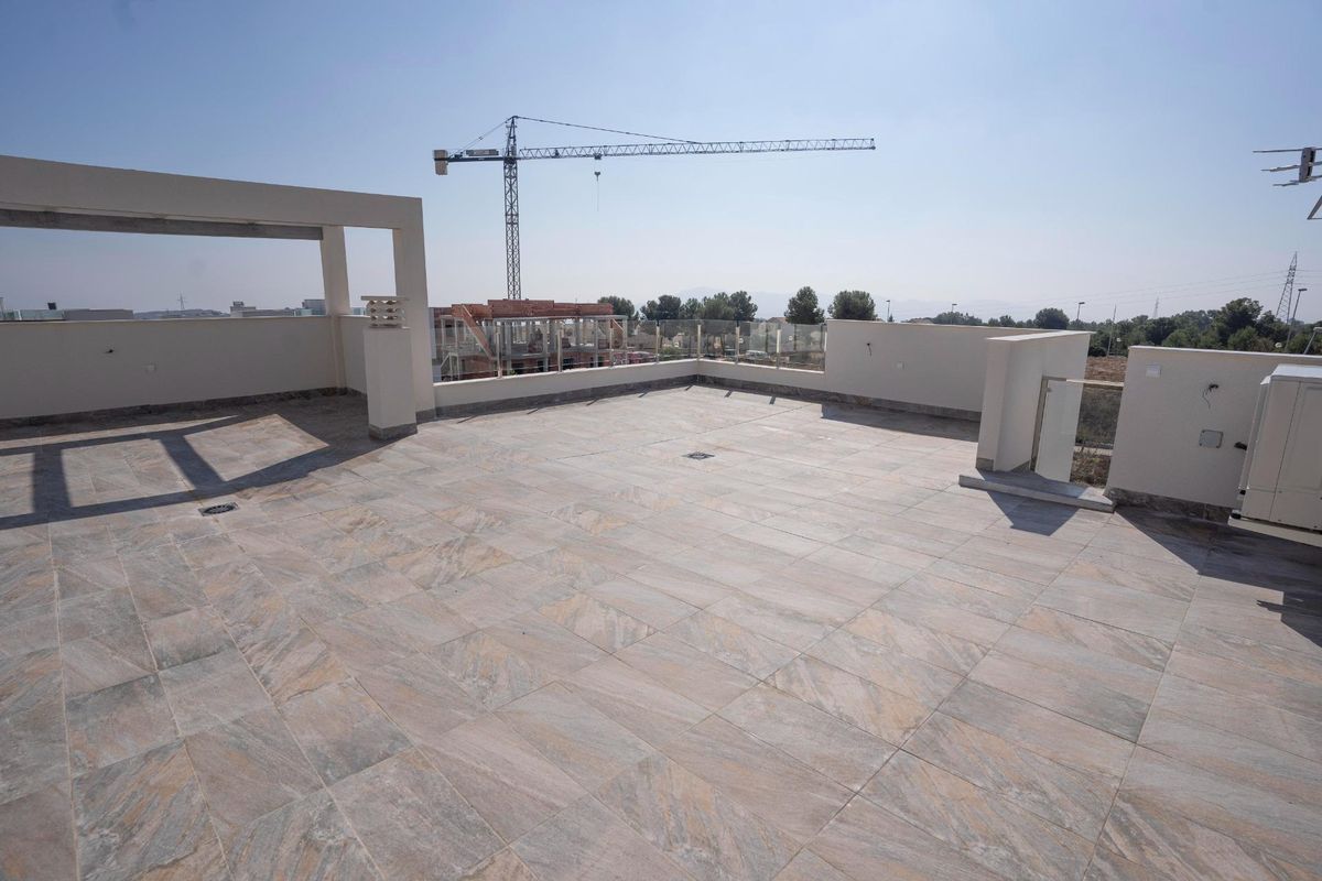 Ruim dakterras van de villa in Polop, met panoramisch uitzicht en zonnige ontspanningsplekken.