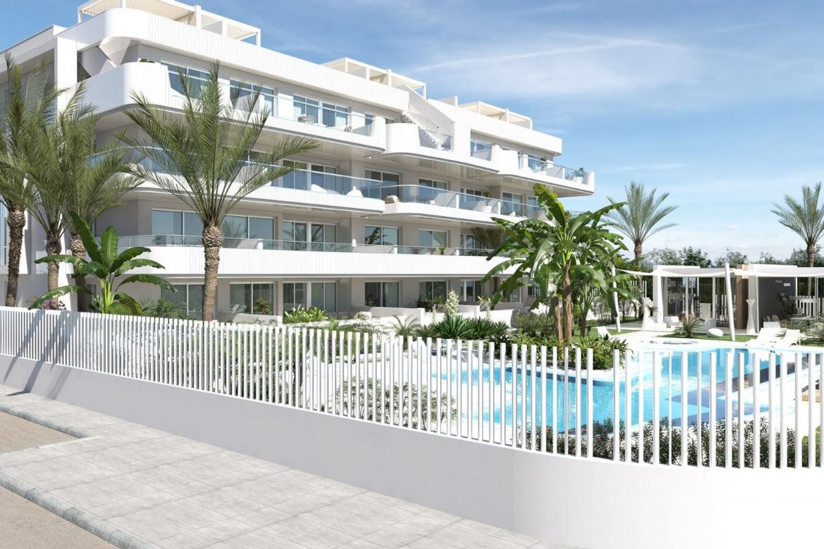 Vooraanzicht van een modern appartementencomplex met tuinen en zwembadfaciliteiten in Orihuela Costa.