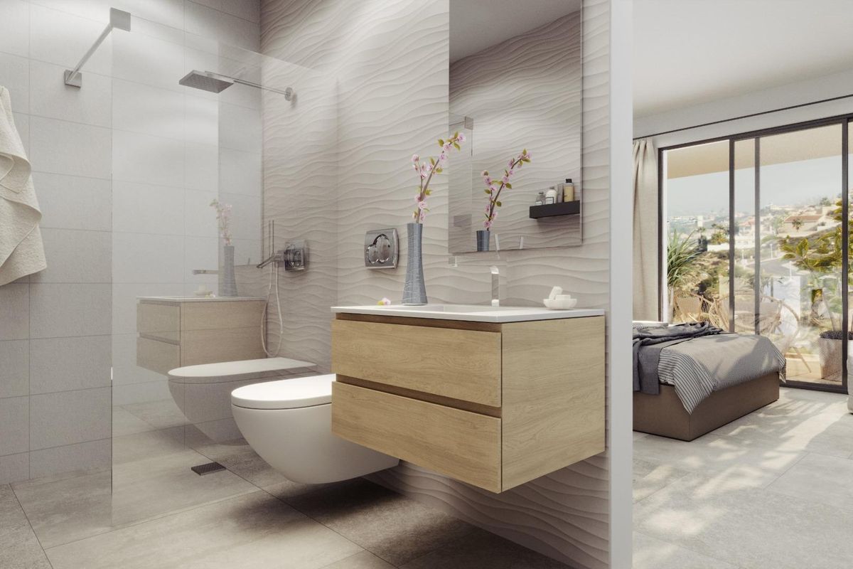 Elegante badkamer met houten accenten en natuurlijk licht in een 4-slaapkamer villa in Rojales, Costa Blanca Zuid.