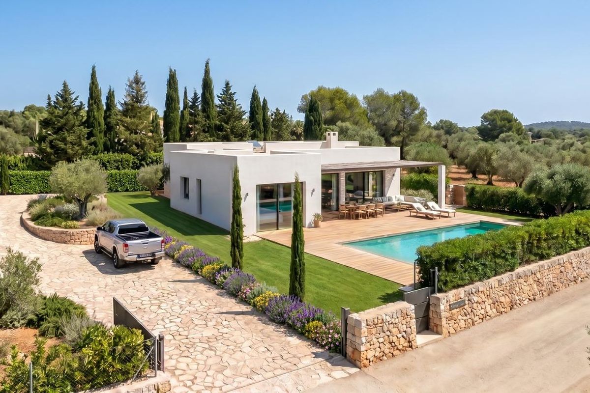 Modern villa exterior in Pinoso