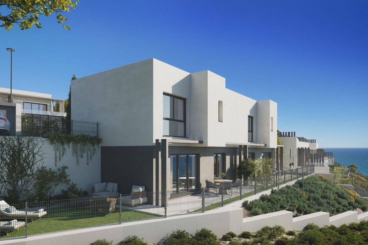 Ruime woonkamer in een townhouse met moderne inrichting en grote ramen, in Vélez Málaga, Costa del Sol.