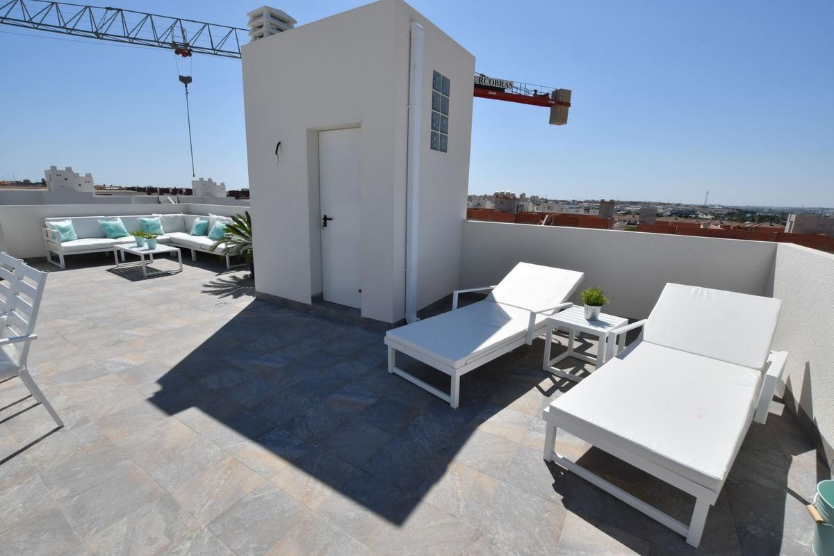 Ontspannend dakterras met ligstoelen bij 2-slaapkamer bungalow in San Miguel de Salinas, Costa Blanca Zuid.