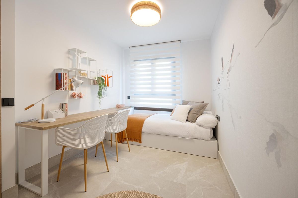 Stijlvolle studeerkamer met een heldere werkplek in een charmant herenhuis in Istán, Costa del Sol.