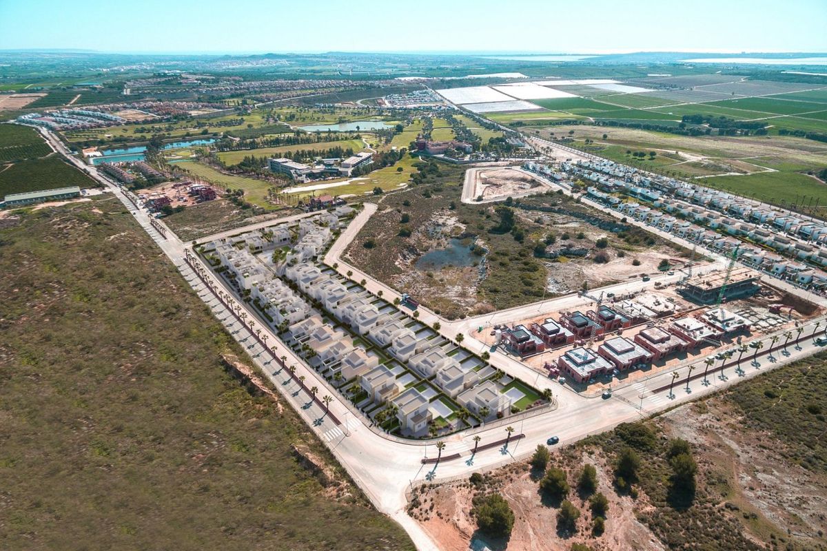 Brede luchtperspectief van het gebied Algorfa met townhouses en landbouwgrond in de buurt in Costa Blanca Zuid.