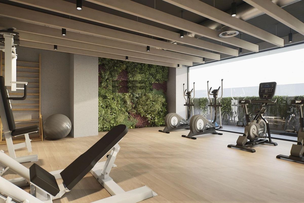 Volledig uitgeruste sportschool met moderne fitnessapparatuur in een woongebied van Mijas, Costa del Sol.