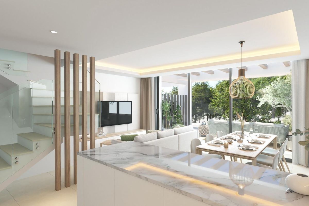 Open woon- en eetkamer in een 3-slaapkamer herenhuis in Mijas, Costa del Sol, Spanje. Met moderne trap en uitzicht.