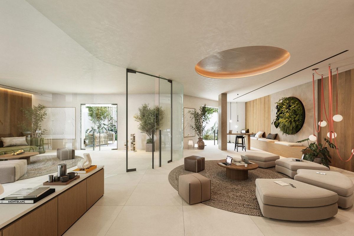 Ruime woonkamer in een appartement op de begane grond in Fuengirola, met moderne meubels en veel natuurlijk licht.