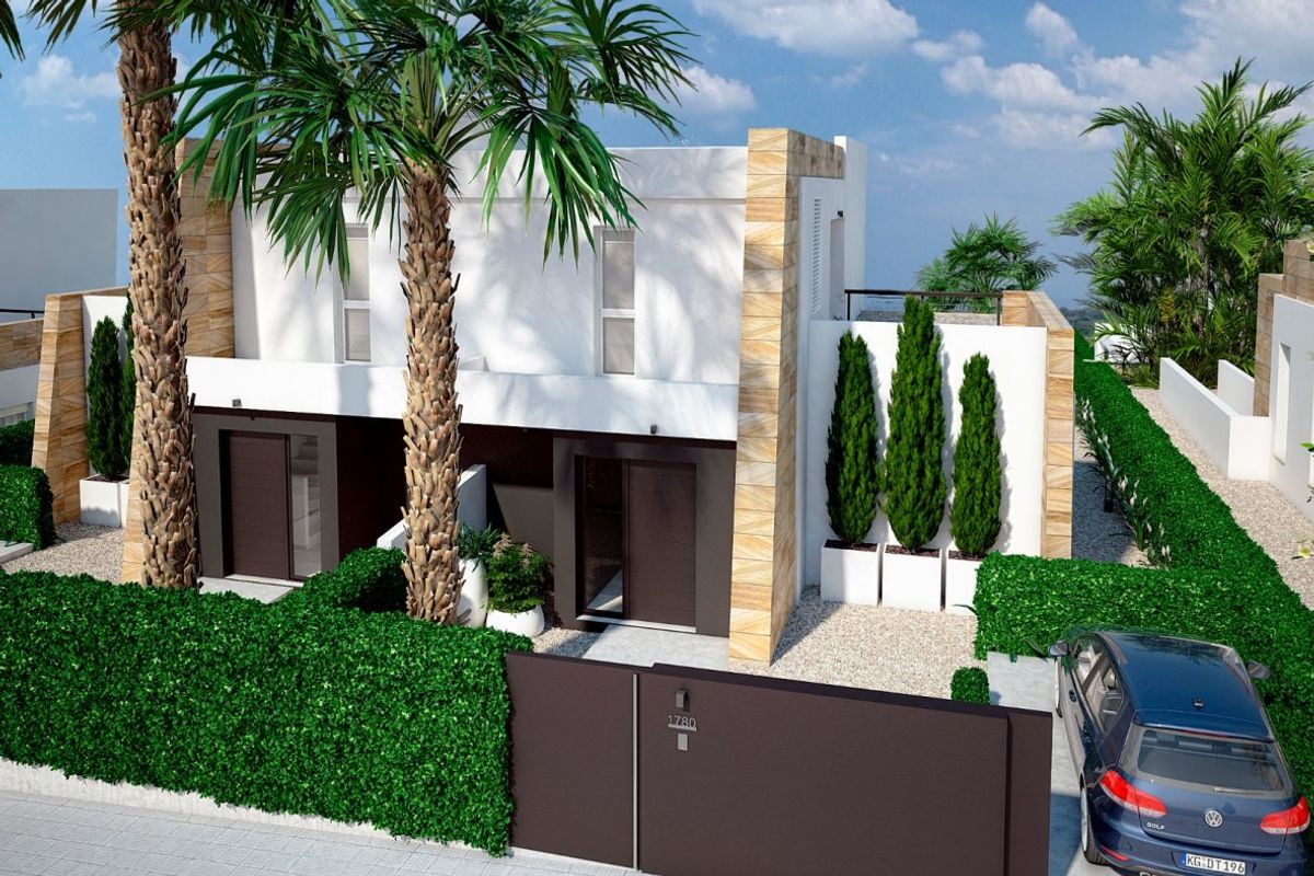 Stijlvolle ingang van een 3-slaapkamer townhouse omgeven door groen in Algorfa, Costa Blanca Zuid.