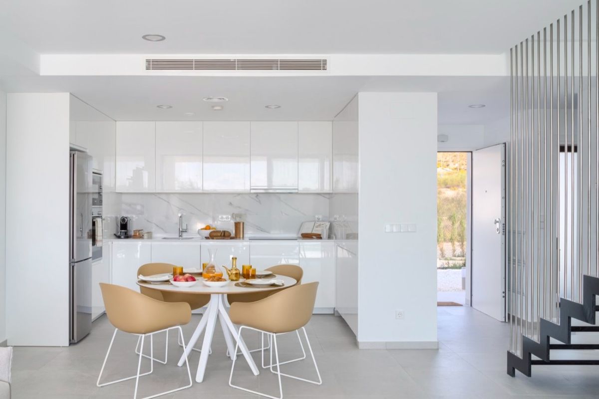 Bright, open kitchen in the villa, equipped with modern appliances and a dining area in Baños y Mendigo.