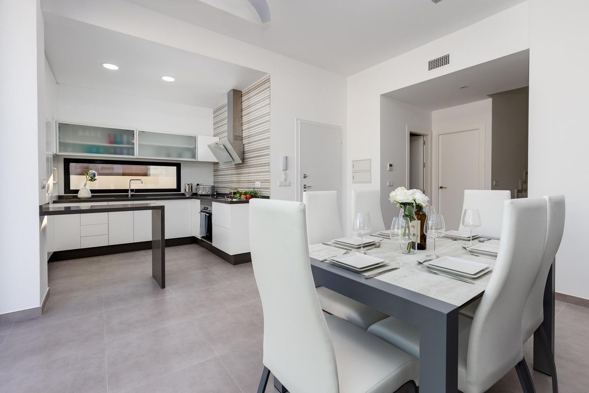 Moderne keuken in een 3-slaapkamer villa in Pilar de La Horadada met strakke apparatuur en eetruimte.