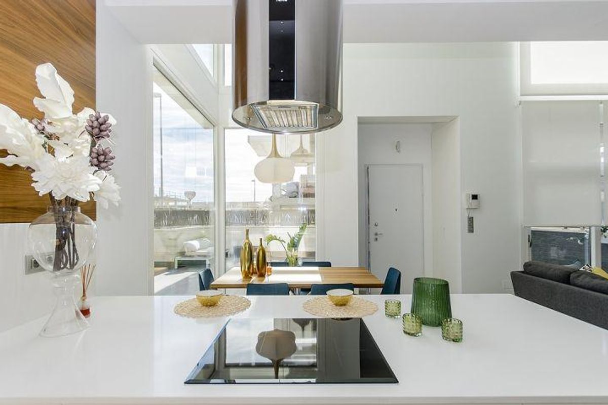 Elegante keuken met eiland en moderne apparatuur in een villa in Rojales.