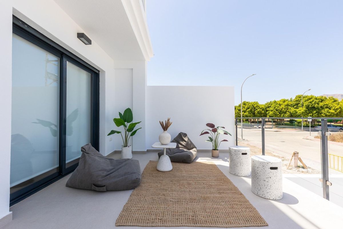 Moderne terras van de town house in Rafal, Costa Blanca Zuid, met stijlvolle zitplaatsen en decoratieve planten.